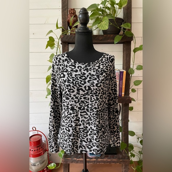 Emily Daniel’s: Gray and Black Leopard Print Lightweight Sweater - Picture 8 of 17